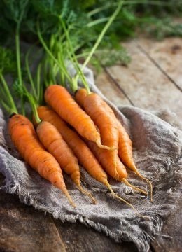 Bottes de carottes fanes (c) anna_shepulova/fotolia