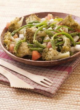 Salade d’asperges sauvages au brocoli, chou rave et tomates