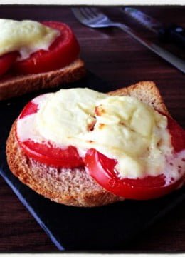 Tartines au fromage de chèvre chaud et tomates