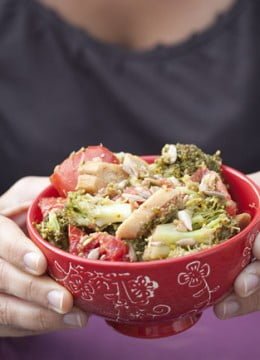 Salade gourmande de brocolis aux tomates et croûtons