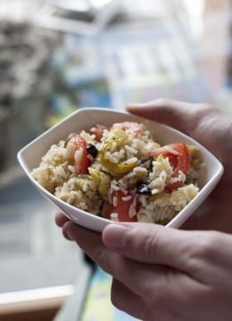 Salade de riz aux légumes grillés et tomates