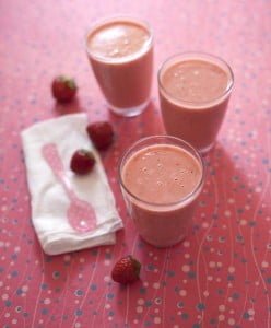 Smoothie fraises, pêche et lait d’amande maison