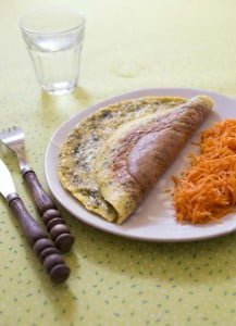 Omelette au fromage de chèvre et tartare d’algues