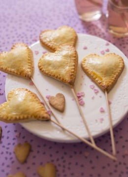 Photo recette Mini tourtes aux pommes en coeur façon sucettes - Battle food #28