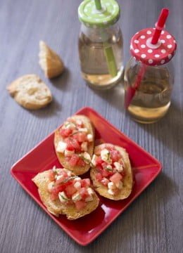 Bruschetta italienne de pastèque, tomate, feta et basilic