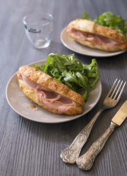 Croissants garnis au bacon et béchamel au curry