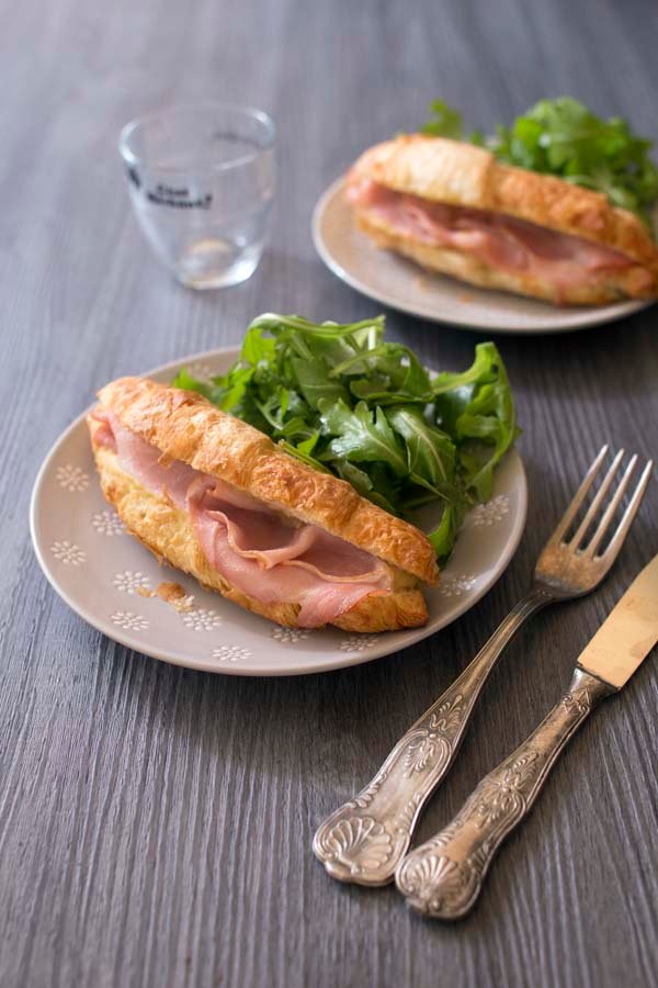 Croissants garnis au bacon et béchamel au curry (photo de la recette)