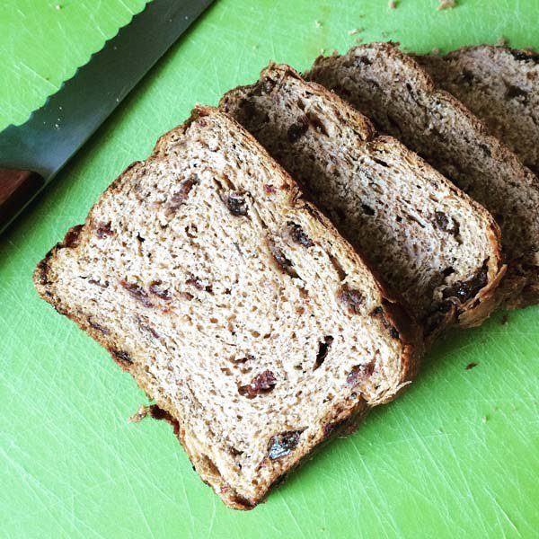 pain à la farine de blé complète, aux raisins secs et à la cannelle