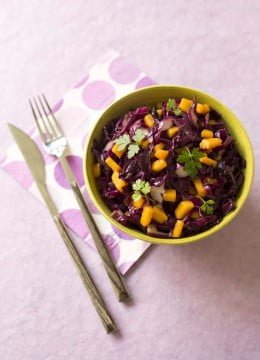 Salade de chou rouge, mangue et chutney : photo de la recette