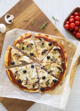 Pizza tomate champignons sans lactose - vegan : photo de la recette