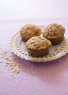 Muffins à la banane, flocons d’avoine et crumble croustillant – sans lactose