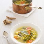 Soupe au chou, riz et carottes saveur gingembre curcuma