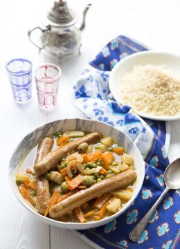 Couscous printaniers aux saucisses végétales, olives et citron confit