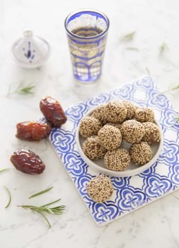 Energy balls orientales aux dattes et sésame : photo de la recette