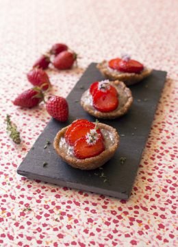 Mini tartelettes fraises banane - vegan et cru : photo de la recette