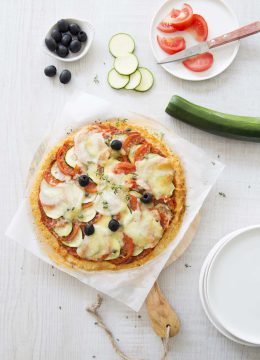 Pizza de chou-fleur tomate courgette mozzarella - sans gluten : photo de la recette