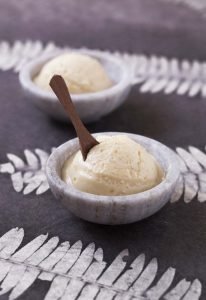 Glace vegan pêches noisettes