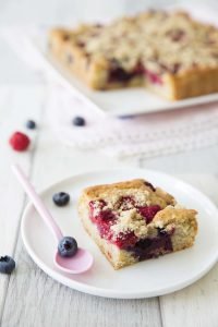 Gâteau crumble myrtilles framboises – sans lactose