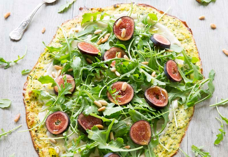 Pizza de courgettes, figues et roquette