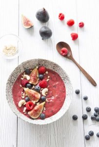 Smoothie bowl aux fruits rouges