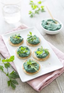 Blinis au houmous de pois chiche à la spiruline