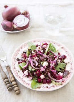 Salade gourmande lentilles, feta, betterave et oignon rouge