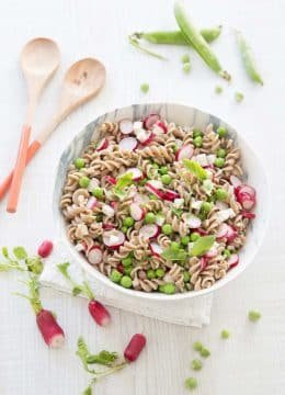 Salade printanière aux torsades petit épeautre, radis et petits pois