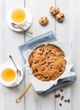 Recette One pan cookie vegan aux pépites de chocolat et raisins secs