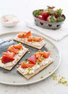 Tartines au fromage de chèvre frais, fraises et pistaches