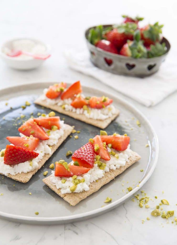 Photo de la recette : Tartines au fromage de chèvre frais, fraises et pistaches