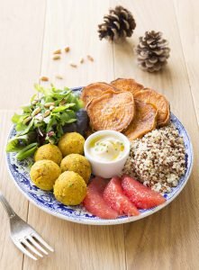 Buddha bowl d’automne aux boulettes de haricots et patates douces rôties