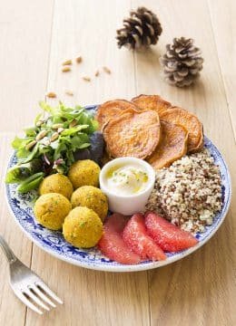 Buddha bowl d’automne aux boulettes de haricots et patates douces rôties