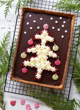 Recette tarte sucrée ganache chocolat noir thé noir darjeeling décor sapin de Noël