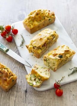 Petits cakes aux courgettes, chèvre et tomates séchées