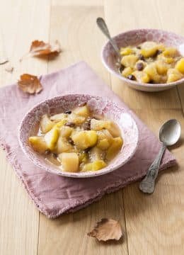 Recette Compotée de prunes, pommes et raisins secs à la cannelle