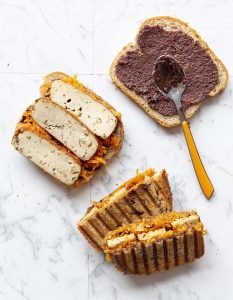 Croque-monsieur tofu fumé, tapenade et carottes râpées