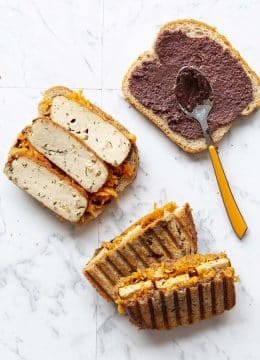 Recette Croque-monsieur tofu fumé, tapenade et carottes râpées