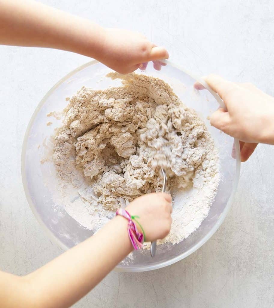 Faire un pain maison sans pétrissage avec les enfants