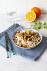 Nouilles de riz et tofu sauté à l’orange et sésame