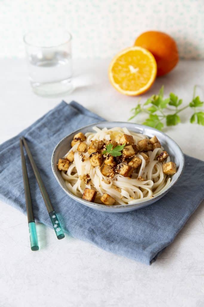 Photo de la recette : Nouilles de riz et tofu sauté à l’orange et sésame