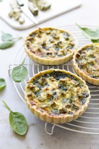 Tartelettes aux épinards chèvre et tofu à l’ail des ours & noisettes