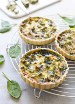 Tartelettes aux épinards chèvre et tofu à l’ail des ours & noisettes