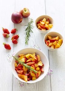 Salade de fruits au melon, fraises et pêches – sirop au romarin