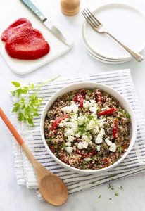 Salade estivale au quinoa, feta et poivron rôti – sans fodmaps