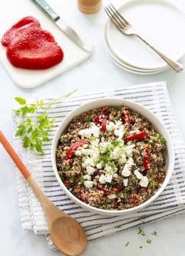 Salade estivale au quinoa, feta et poivron rôti – sans fodmaps