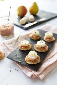 Blinis au chèvre et confit de poire