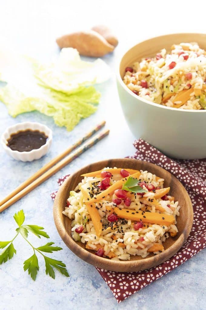 Recette Salade de riz, grenade, patates douces rôties et chou chinois, sauce à l'orange