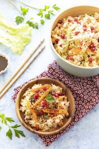 Salade de riz, grenade, patates douces rôties et chou chinois, sauce à l’orange