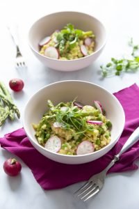 Risotto printanier aux asperges, petits pois et radis