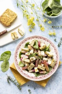 Salade d’épinards, tofu ail des ours, feta et radis poêlés